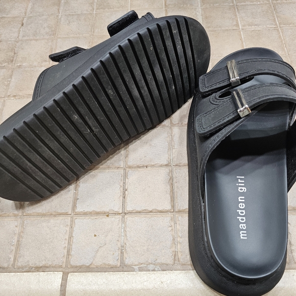 Sandals - Picture 3 of 4